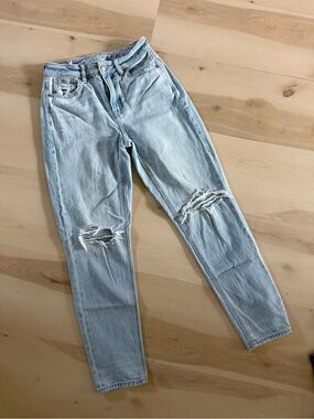 Light Wash Ripped Women’s Jeans